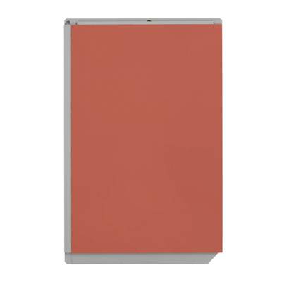 Rote, minimalistische Tür eines Küchenschranks.