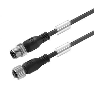 Zwei schwarze, zylindrische Kabel mit silbernen Anschlüssen, die M8-Steckverbinder darstellen.