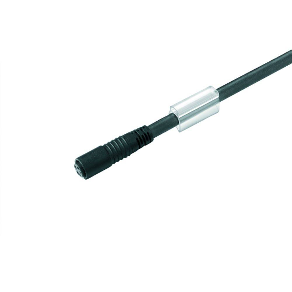 Ein schwarzes Audiokabel mit Stecker und einer silbernen Kunststoffhülle in der Mitte, vor weißem Hintergrund.