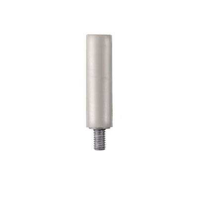 Ein zylindrisches Metallteil mit Gewinde unten, möglicherweise ein Verbinder oder Adapter.