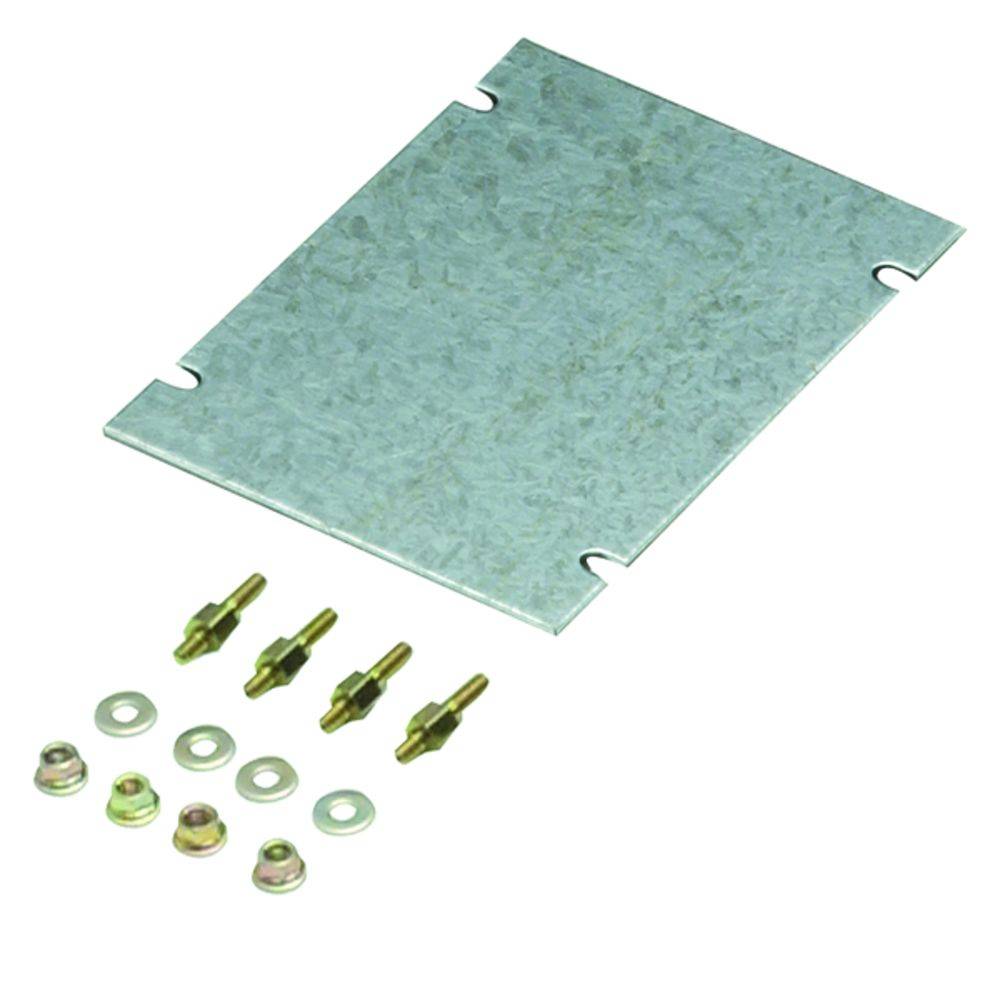 Metallplatte mit vier Schrauben, vier Unterlegscheiben und vier Muttern auf weißem Hintergrund.