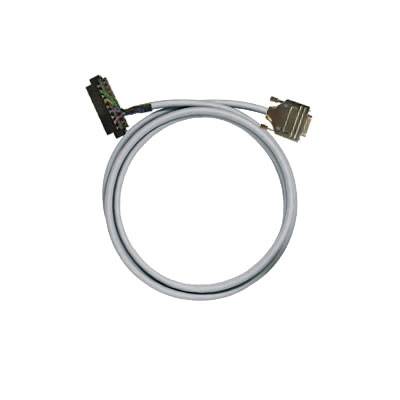 Ein graues Datenkabel mit einem Stecker auf der einen und einem 9-poligen Stecker auf der anderen Seite, für elektronische Verbindungen.