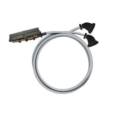 Ein graues Computerkabel mit zwei Anschlüssen an den Enden, möglicherweise zur Verbindung von Hardwarekomponenten, auf weißem Hintergrund.