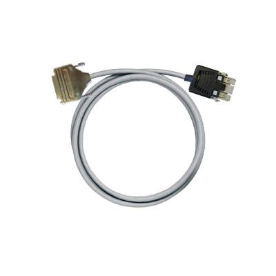 Graues Computerkabel, das zwei Anschlüsse verbindet: einen parallelen Port und einen seriellen Port, beide an den Kabelenden.
