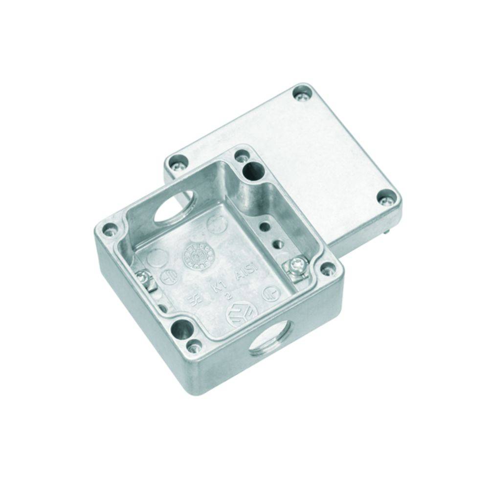 Metallischer Anschlusskasten mit abgenommenem Deckel, zeigt Innenraum und Anschlüsse für Elektroinstallationen.