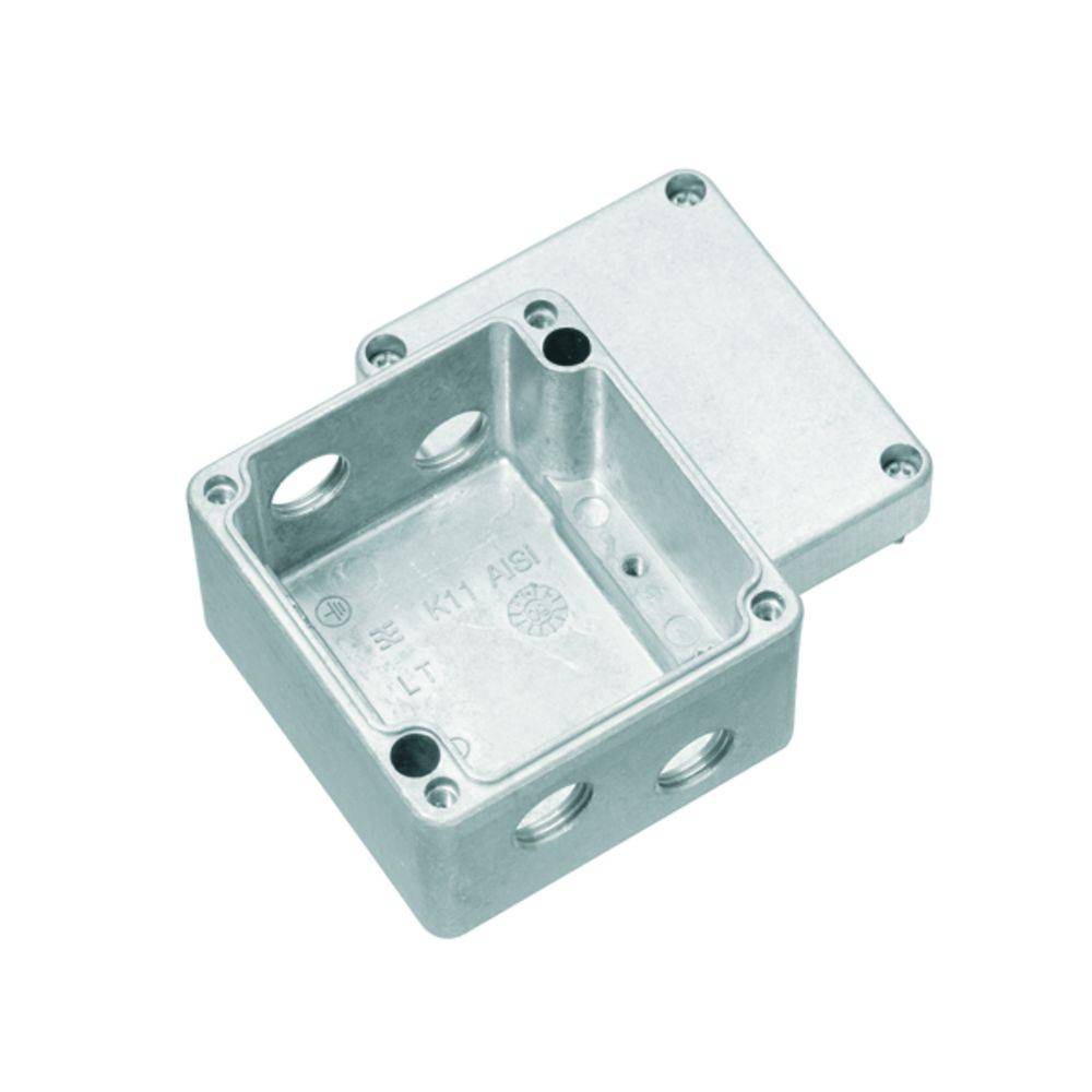 Ein quadratisches Metallgehäuse mit zwei Teilen, das für elektrische Installationen genutzt wird. Es hat Löcher für Kabeldurchführungen.