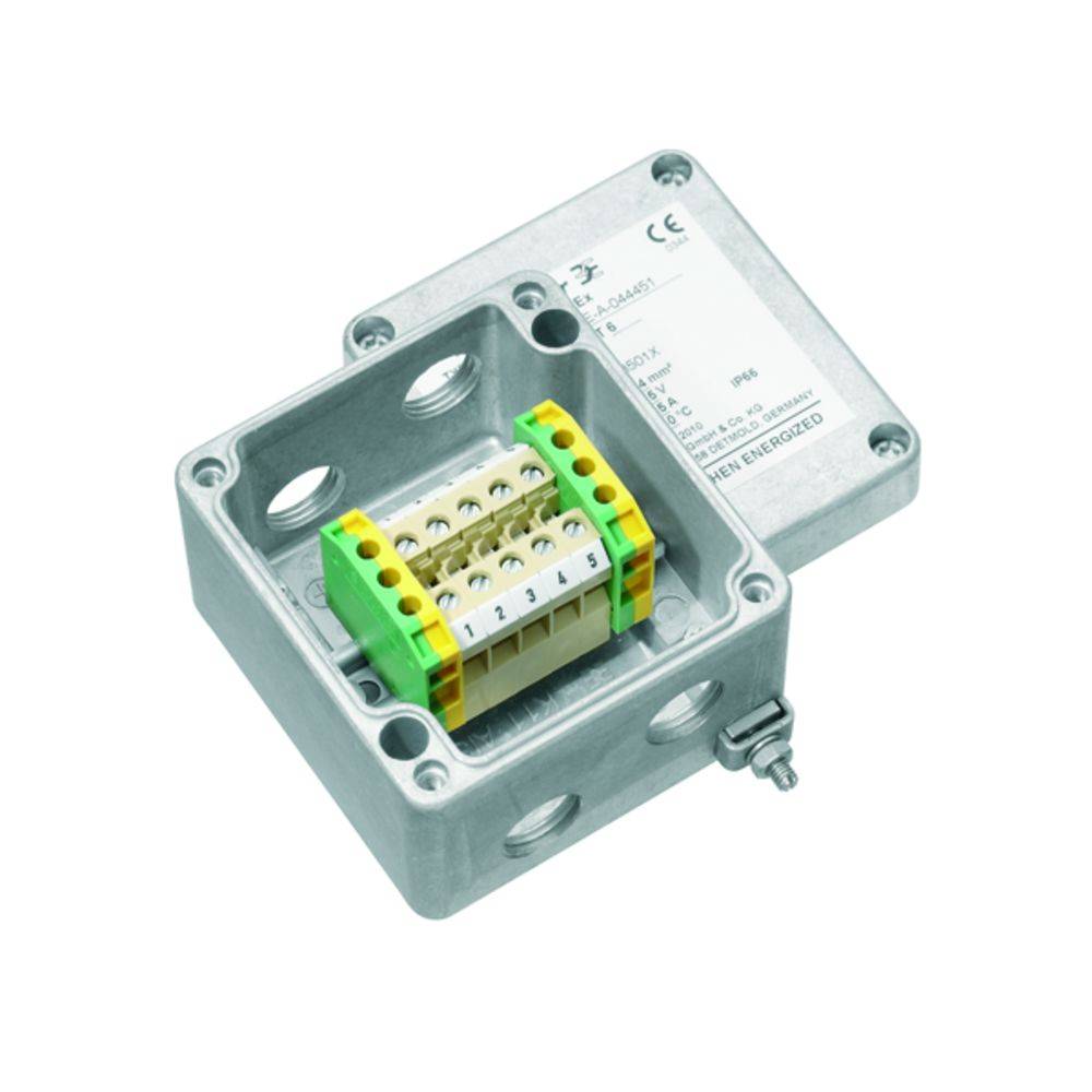 Metallanschlussdose mit offenem Deckel zeigt innere Verkabelung und elektrische Anschlüsse, montiert auf einer Platte.