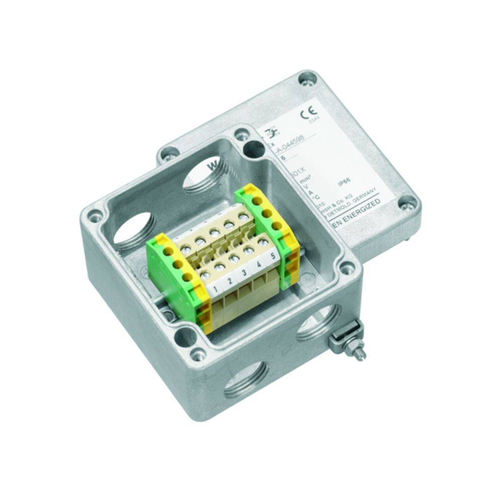 Metallene Anschlussdose mit mehreren Kabelanschlüssen und farblich markierten Klemmen für elektrische Verbindungen.