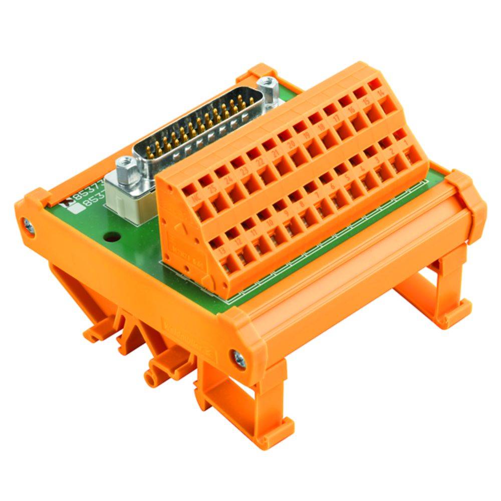 Ein orangefarbener Anschlussadapter mit mehreren Steckplätzen und einem Steckverbinder, montiert auf einer grünen Basis.