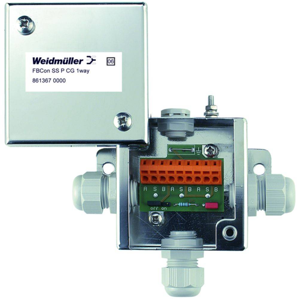 Ein elektrischer Anschlusskasten mit abnehmbarem Deckel zeigt innen orangefarbene Klemmleisten und grüne Platine mit Anschlüssen.