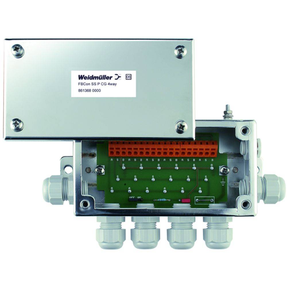 Ein offenes elektrisches Anschlussgehäuse mit mehreren Kabelzuführungen und einer gezeigten grünen Leiterplatte mit orangefarbenem Terminalblock.