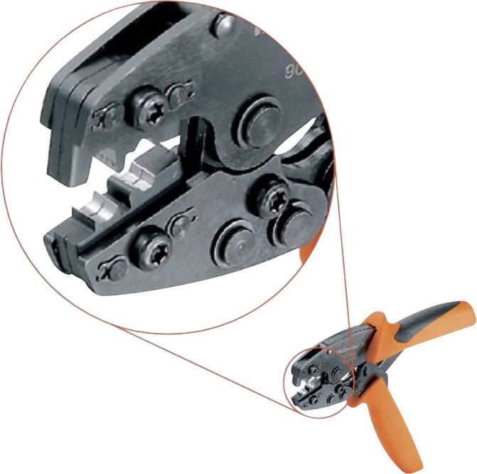 Nahaufnahme einer Crimpzange mit orangefarbenen Griffen, zeigt Details der Zangenbacken für Kabelverbindungen und Verpressung.