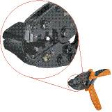 Eine Zange mit einem fokussierten Blick auf den Mechanismus des Metallkopfes, der die Details und Präzision des Werkzeugs zeigt.