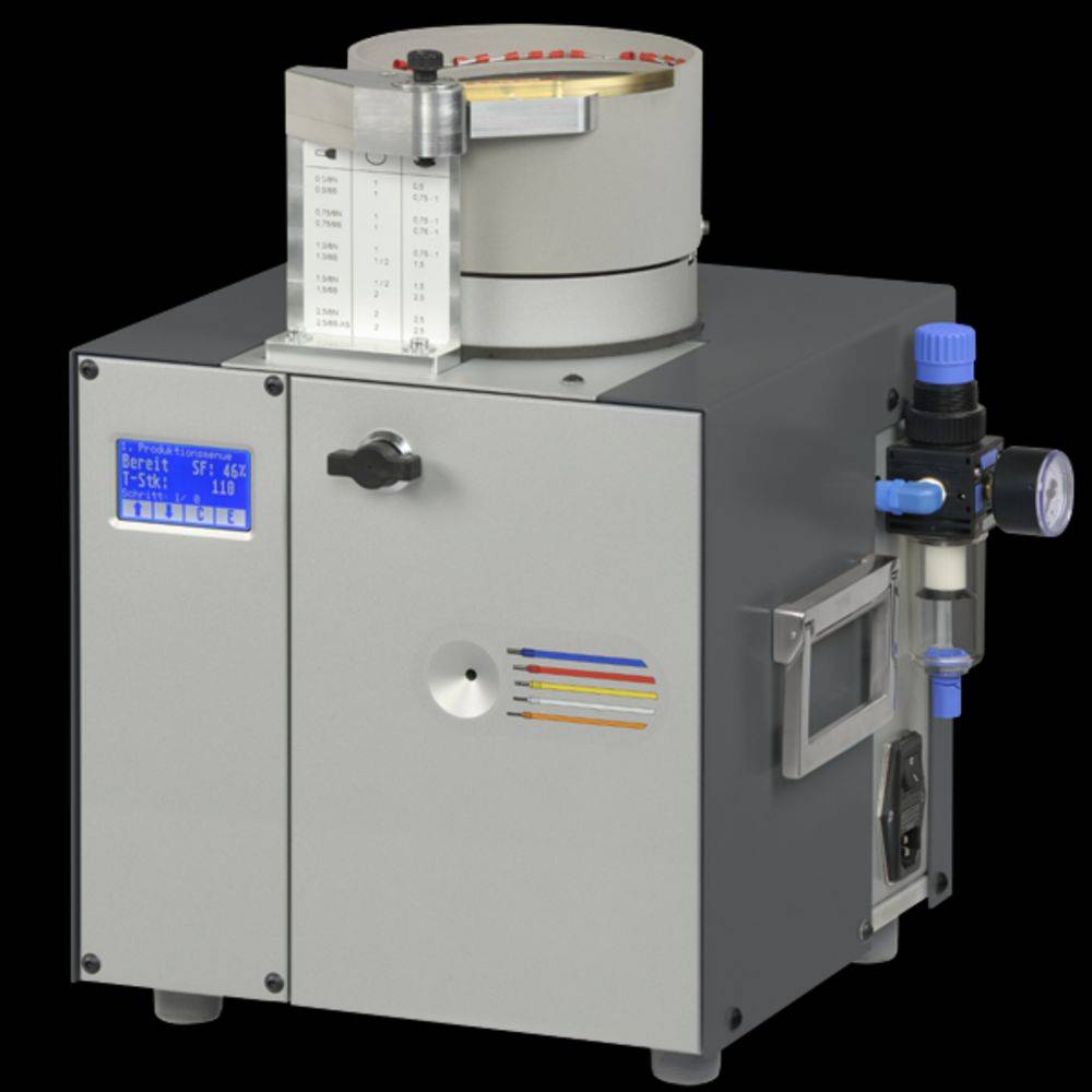 Eine graue industrielle Maschine mit Kontrollbildschirm und Ventil. Sie misst Luftstrom oder Druck. Oben ist eine manuelle Anzeige.