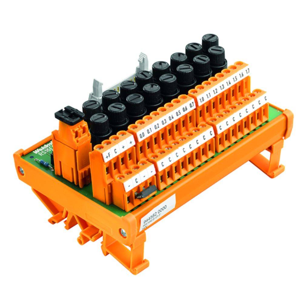 Orangefarbige elektrische Klemmleiste mit nummerierten Anschlüssen und schwarzen Schraubkappen, montiert auf einer grünen Platine.