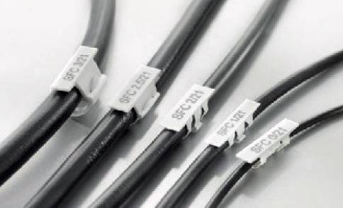 Mehrere schwarze Kabel mit weißen Markierungen zeigen unterschiedliche Codes: '8FC 321', '8FC 221', '8FC 121', '8FC 021' für Identifizierung.