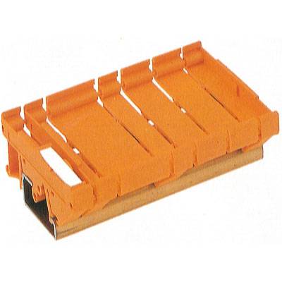 Eine orangefarbene Kunststoffpalette mit Schlitzen und einem stabilen Rahmen, geeignet zum Stapeln und Transportieren von Waren.