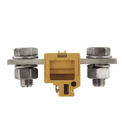 Ein gelbes elektrisches Bauteil, das zwischen zwei großen Metallmuttern auf einer Metallschiene montiert ist.