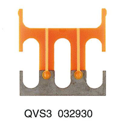 Ein orangefarbenes Kunststoffteil mit drei senkrechten Streben oben, verbunden mit einer unteren Metallhalterung. Unten steht 'QVS3 032930'.