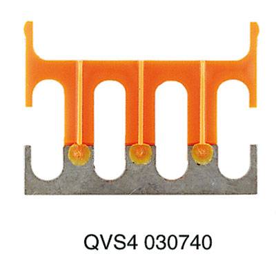 Ein orange-graues elektronisches Bauteil mit vier Kontakten, darunter die Beschriftung 'QVS4 030740'.