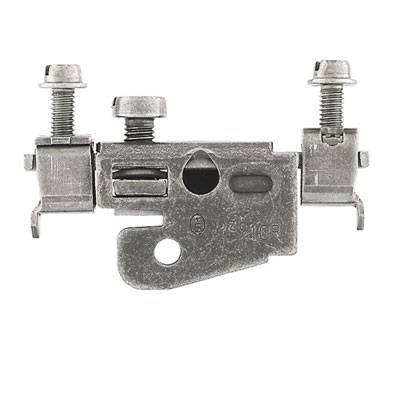 Metallisches Türverriegelungsstreikblech mit zwei Schraubschlitzen und mehreren Öffnungen, verwendet zur Sicherung von Türen.