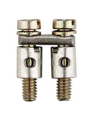 Ein Klemmverbinder aus Metall mit zwei Schrauben und einer Querstütze, oft verwendet zur Verbindung von elektrischen Leitungen.