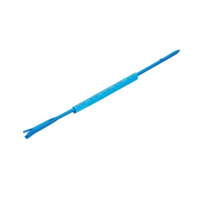 Ein blauer, dünner Kunststoffstab mit einer spitzen und einer gespaltenen Seite. Dient wahrscheinlich zur Reinigung oder zum Präparieren.