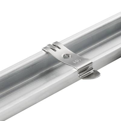 Metallische Befestigungsschelle hält ein Aluminiumprofil. Verwendung zur sicheren Montage von Kabeln oder Rohren an Bauwerken.