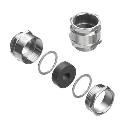 Metallische Kabelverschraubung in Einzelteilen, darunter eine Verschraubung, Dichtung, Dichtringe und eine Überwurfmutter.