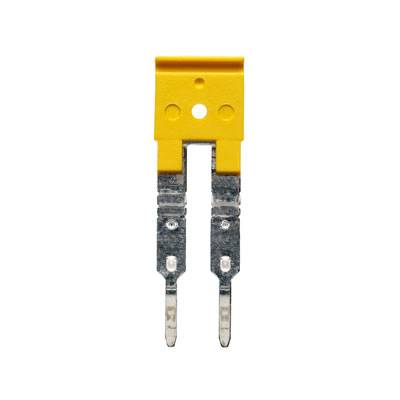 Gelbe Sicherung mit zwei Metallanschlüssen. Sie wird oft in Fahrzeugen zur Überstromschutzeinrichtung genutzt.