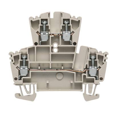 Ein grauer, mehrstöckiger elektrischer Klemmenblock mit Schraubverbindungen und metallischen Leitern, verwendet zur Verdrahtung.