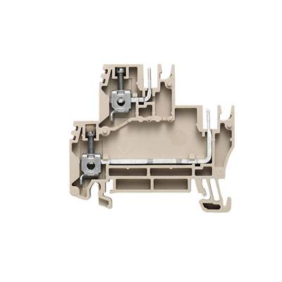 Ein beiger elektrischer Klemmblock. Er zeigt eine komplexe interne Struktur mit Metallanschlüssen und darauf befestigten Schraubmechanismen.