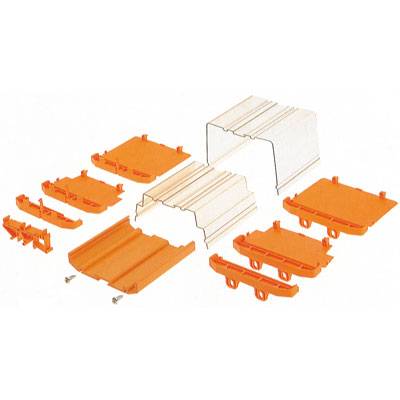 Mehrere orangefarbene Elektroteile einer Abdeckung sind auf weißem Hintergrund angeordnet.
