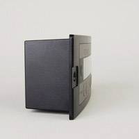 Ein elektronischer Safe mit geschlossenem Zustand, seitlich gezeigt. Der Safe ist schwarz mit einer kleinen digitalen Anzeige vorne.