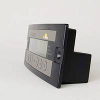 Ein schwarzes Steuergerät mit Display und mehreren Knöpfen auf einer weißen Fläche.