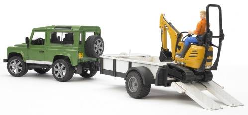 Spielzeugauto zieht Anhänger mit Miniatur-Bagger und Figur. Fahrzeug in Bewegung, Darstellung eines Arbeitsszenarios.
