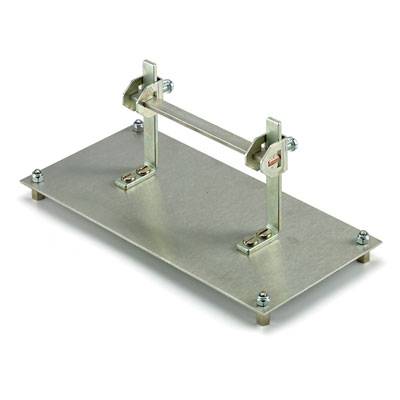 Metallische Halterung auf rechteckiger Platte mit verstellbaren Schrauben, geeignet zur Befestigung von Bauteilen oder Geräten.