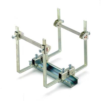Metallhalterung für Kabelschächte, bestehend aus verstellbaren Metallstangen und Schrauben, unterstützt die Sicherung der Kabel.