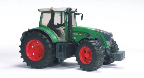 Ein grüner Traktor mit großen schwarzen Reifen und roten Felgen steht auf weißem Hintergrund. Der Traktor hat eine geschlossene Kabine.
