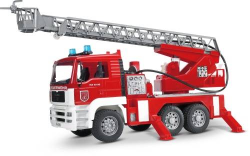 Ein rotes Feuerwehrfahrzeug mit einer langen ausfahrbaren Leiter ist bereit für den Einsatz.