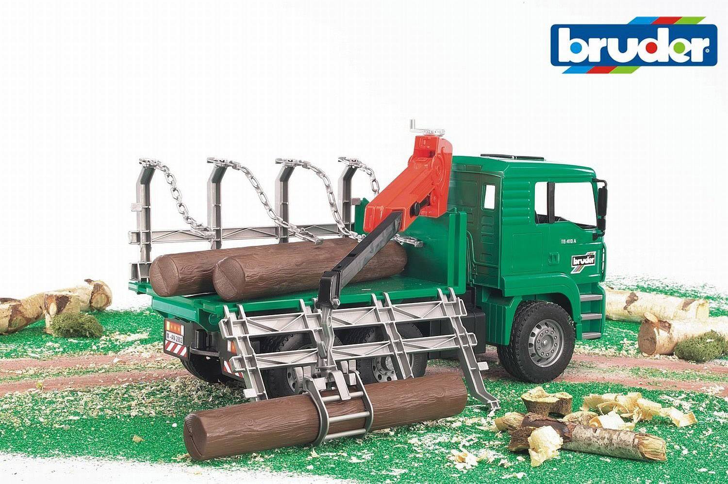 Ein grüner Spielzeug-LKW von Bruder lädt Holzstämme mit einem Greifarm auf. Im Hintergrund sind Logos und grüne Matten sichtbar.