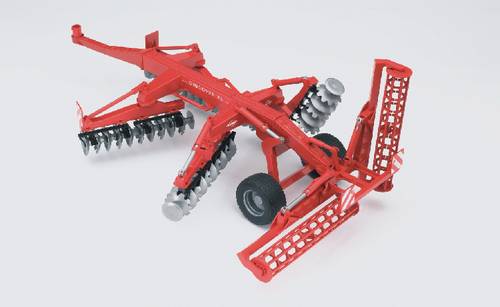 Ein roter landwirtschaftlicher Pflug mit mehreren Scheiben und Rädern, geeignet für das Umgraben großer Felder.