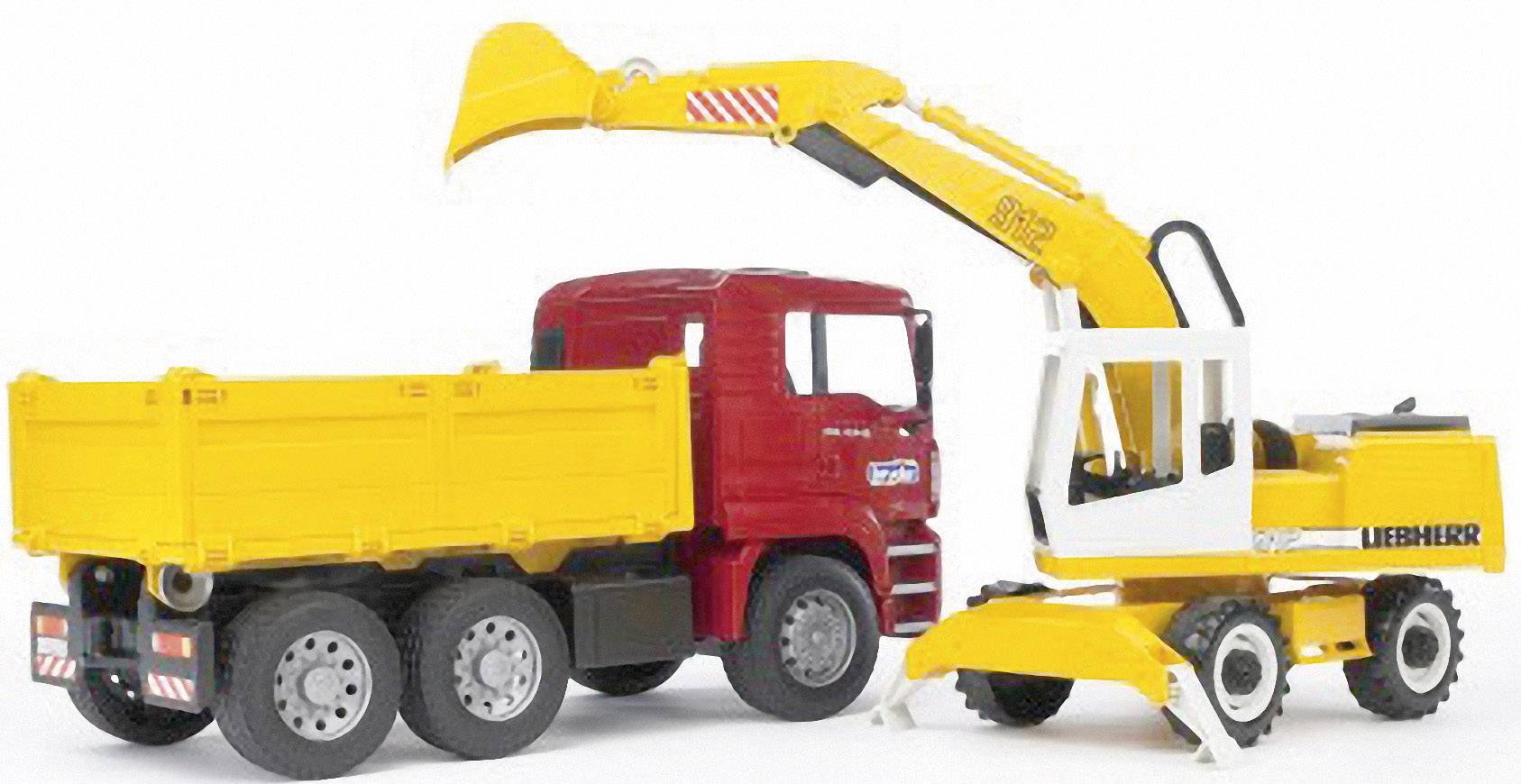 Ein gelber Bagger lädt Erde in einen roten Lastwagen. Der Baggerarm ist ausgefahren und die Schaufel ist mit Erde gefüllt.