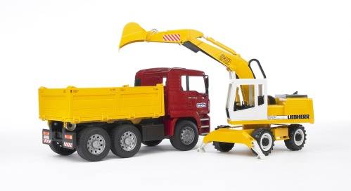 Ein gelber Spielzeugbagger mit aufgerichtetem Arm und einer roten Muldenkipper-Lkw-Ladung. Label 'Liebherr' am Bagger sichtbar.