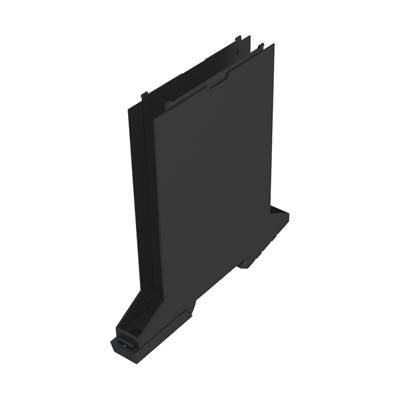Ein schwarzer, rechteckiger Kunststoffgegenstand mit einem Sockel in einer schrägen Draufsicht, vermutlich ein technisches Bauteil.
