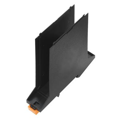 Schwarzes Kunststoffgehäuse, aufrecht stehend mit einer orangefarbenen Halterung unten; möglicherweise für elektronische Komponenten.