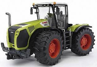 Ein Modelltraktor in grün, schwarz und rot, zeigt eine moderne Landwirtschaftsmaschine mit großen Reifen und sichtbarer Kabine.