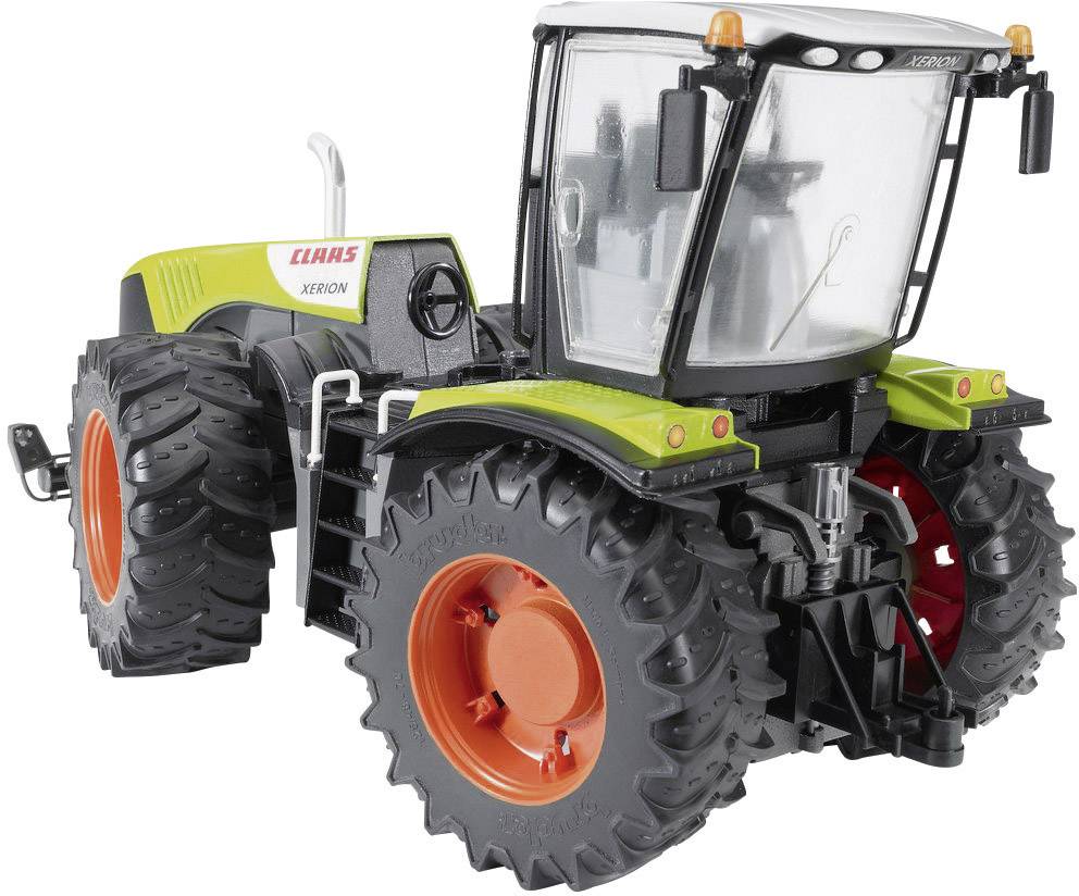 Ein grüner Traktor mit orangefarbenen Rädern und einer geräumigen, verglasten Fahrerkabine fährt auf einer weißen Fläche.