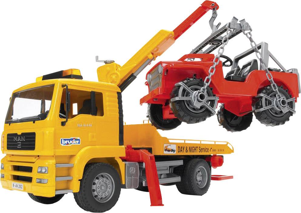 Ein gelber Spielzeug-Abschleppwagen hebt ein rotes Geländefahrzeug mit Kranarm an.