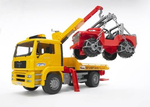 Ein gelber Spielzeug-Abschleppwagen hebt ein rotes Spielzeugauto mit einem Kran an.